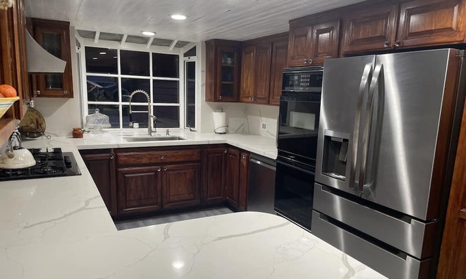 Chatsworth House | Cozy house with backyard in suburban neighborhood, central to Valley near 118