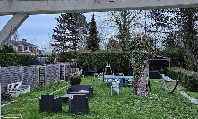 Senlis House | Homerez - Nice house for 7 ppl. with garden, terrace and balcony at Senlis