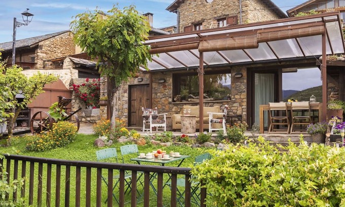 Olopte House | Beautiful private villa for 2 guests with TV and patio