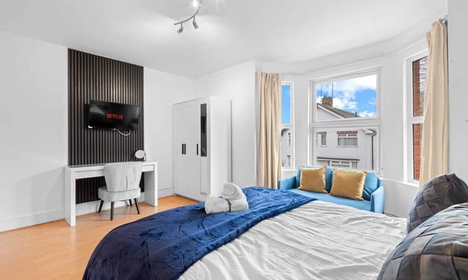 Reading House | Amazing, Spacious 4BR Home: Weekly | Monthly Stays