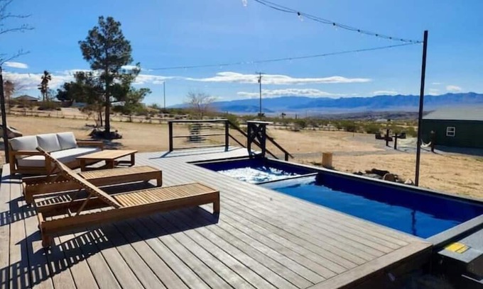 Joshua Tree House | Joshua Tree Mirage: 3bd 3.5ba, Pool-Spa- Theater-Game Room. Great location