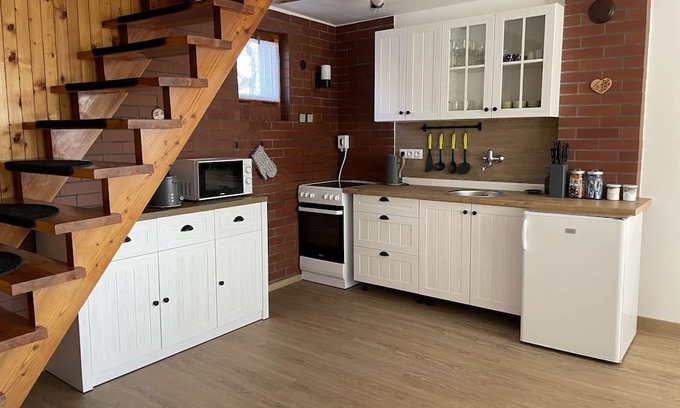 Branzez House | Stunning private villa for 6 guests with WIFI, balcony, pets allowed and parking
