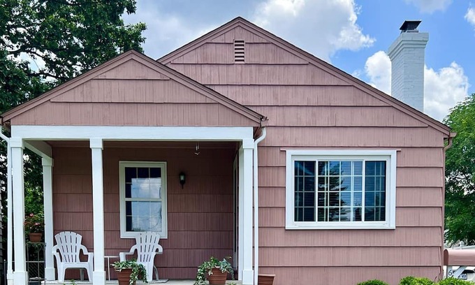 Sharon Heights House | The Pink House -2 bedroom, Downtown Columbus, OSU, short-north, nationwide arena