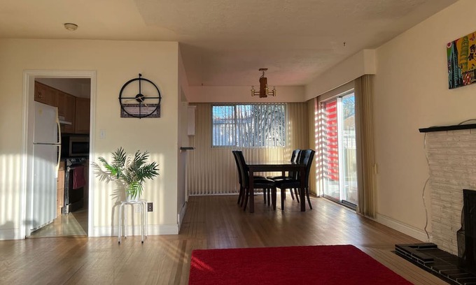 Delta House | Private Designer Room with Patio near Sungod Rec Center