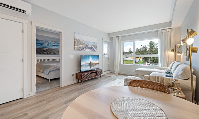 Regional District of Nanaimo Condo | Modern 1 bedroom condo with parking, centrally located