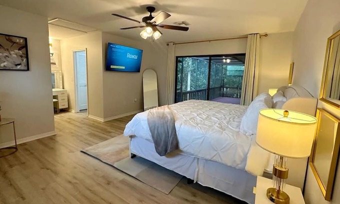 Eustis Villa | Luxury Villa by Downtown Mt Dora