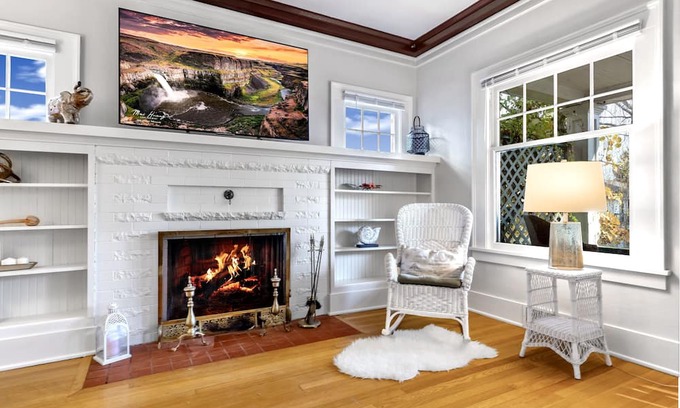University District House | 5 Beds Elegant Colonial House Walk to UW