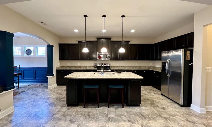 Aberdeen House | 4BR Getaway Close 2 US Open 2024