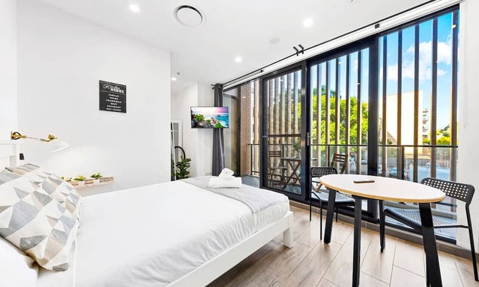 Burwood Apartment | Burwood 1Br steps to Train Station/Shopping