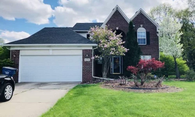 Mitchell House | 5br/5beds/3ba house near UM stadium, downtown Ann Arbor, with pool table