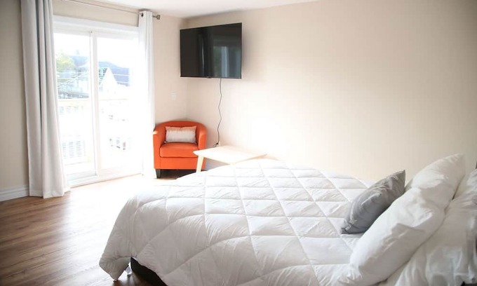 Shelburne House | In the heart of Shelburne with beautiful views including the Shelburne Harbour