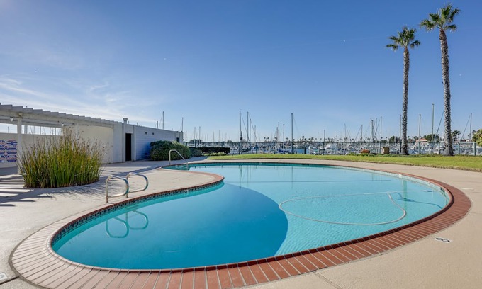Hollywood Condo | Oxnard Condo w/ Community Pool + View of Marina!