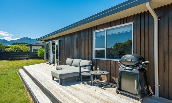 Hilltop House | Retreat on Harvey Street. Lake Views, Spa Pool, 5 Bedrooms, Close to Town & Lake