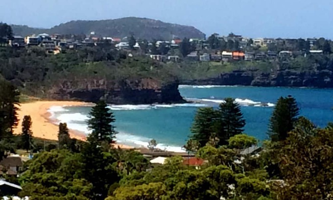 Newport Apartment | Spacious 2 bedroom garden apartment with pool at Newport Beach.