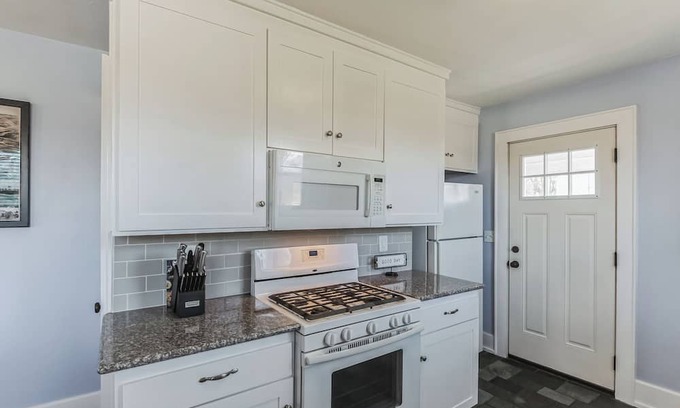 Woodbine House | Bluebird Bungalow – Chic 2 BDR Home in a Quiet Neighborhood! 10 Min to Downtown