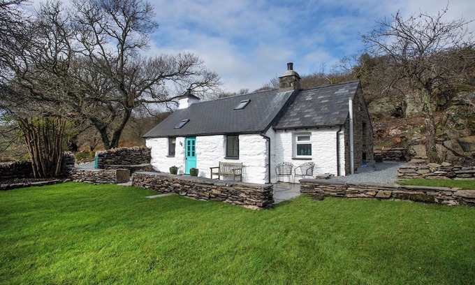 Pentrefelin Cottage | New! Charming, One Bedroom 17th Century Cottage with large gardens near Beaches