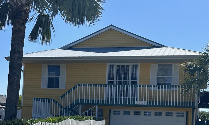 East Naples House | Cozy Keys style home with direct Gulf access! Minutes to downtown & the beach.