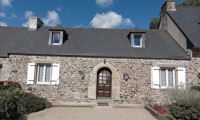 Garlan House | Holiday Home 'Gite De Kerroyal Ty - Anna' with Private Terrace and Wi-Fi