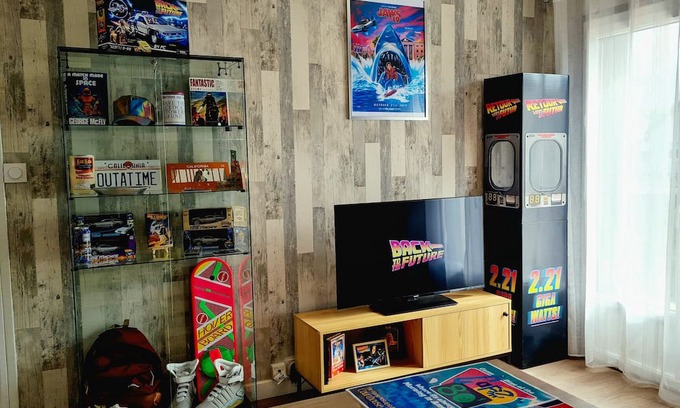 Marmagne House | Maison 2 Chambres et Jardin - Décorée Avec la Thématique Retour Vers le Futur