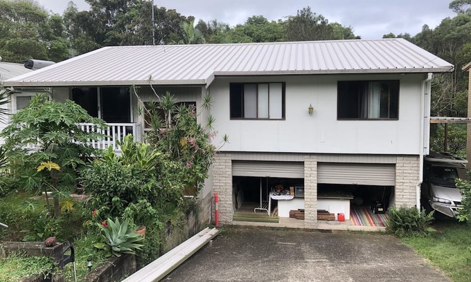 Tweed Heads West House | Private, picturesque, tranquil, tree top home near the M1 beach and airport.