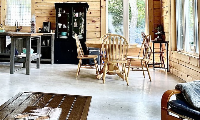 Nipissing Cottage | LAKEFRONT LOG CABIN- 24’ dock, gradual sandy entry, kayaks & wifi