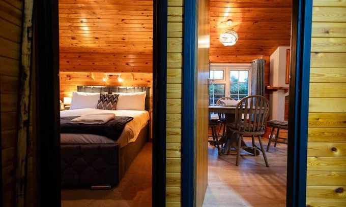 Ffestiniog Cabin | Log Cabin Country Hideaway in Snowdonia 2 Bedrooms