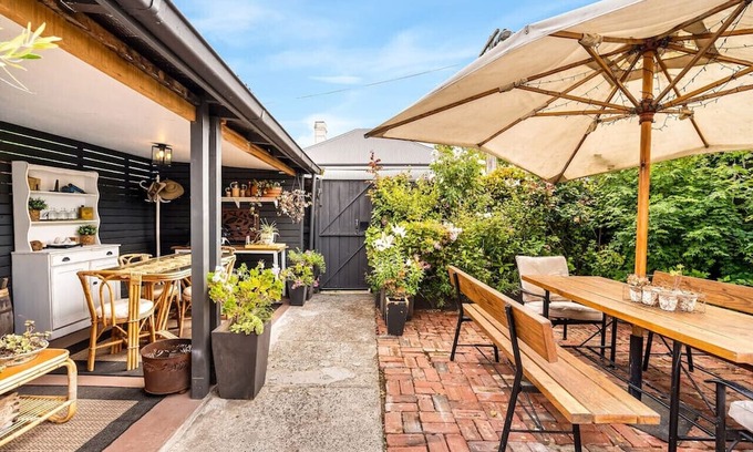 New Town House | Roses on Pirie - Comfortable & Central