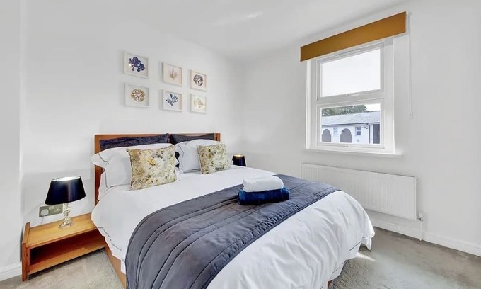 Island Gardens House | Island Garden Retreat - Free parking & Long Stays with lots of local amenities