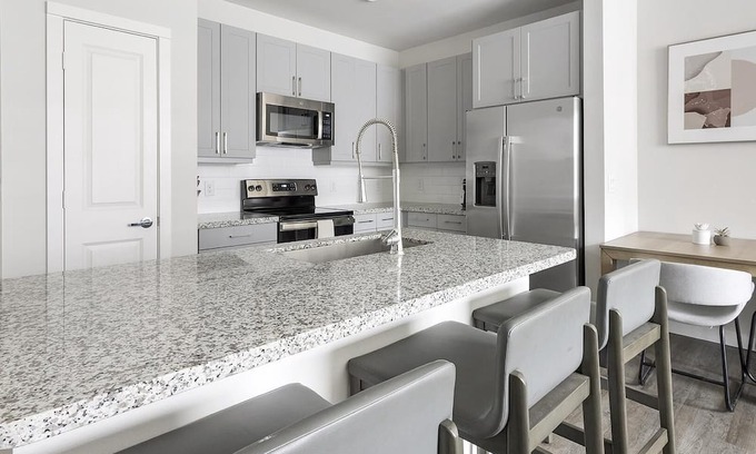 Spring Branch East Apartment | Modern Apartment in Prime Location (ID1403X425)