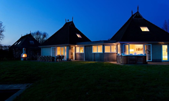 Eernewoude House | Family villa with sauna, spa and private sloop