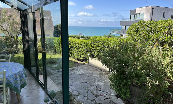 Donville-les-Bains House | Maison Surplombant la Plage de Donville les Bains, vue sur mer