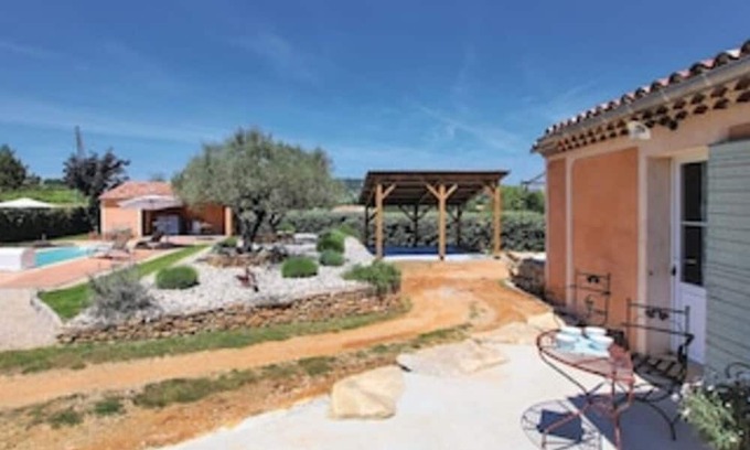 Mormoiron House | Holiday Home 'Gîte En Campagne Piscine Chauffée' with Mountain View, Garden and Wi-Fi