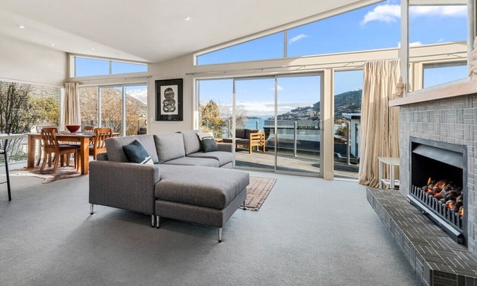 Frankton House | Lake Views on Yewlett