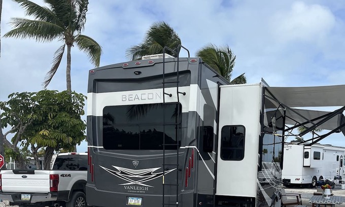 Big Pine Key House | Sunshine Key RV Resort & Marina - Glamping at it's finest!
