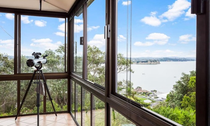 Tindalls Beach House | Harbour Retreat with sea views and BBQ