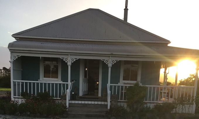 Waipu Cottage | Flagstaff River Front Cottage, swimming, fishing and boat ramp.