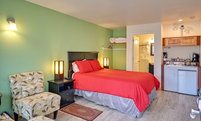 Crestone Apartment | Pet-Friendly ‘Fifth Dimension’ Studio in Crestone!