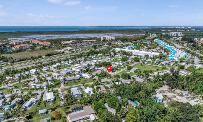 Truckland House | Beachside escape with tropical yard & alfresco patio - walk to outlet shopping