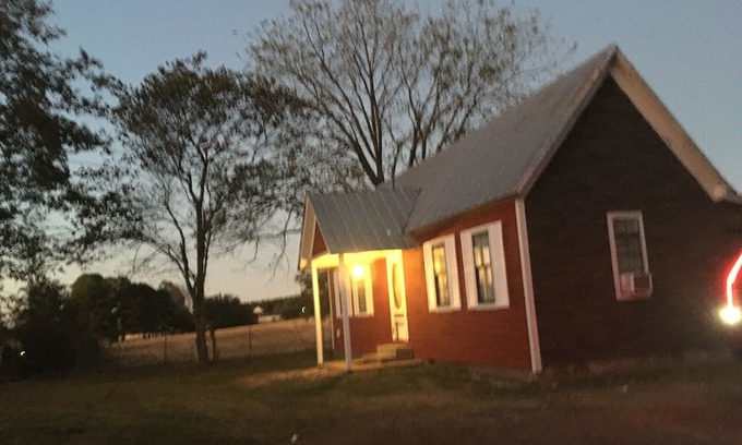 Hattieville Cottage | Cozy Country Cottage, directly in the pathway of the 2024 solar eclipse.
