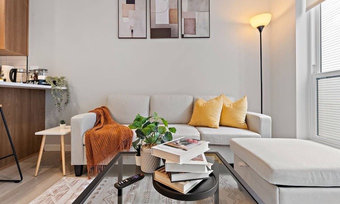 St. Anthony West Apartment | Coze 2BR with Gym & Free Street Parking by UMN