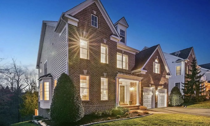 Idylwood House | Cozy 1B1B Suite Safe Community