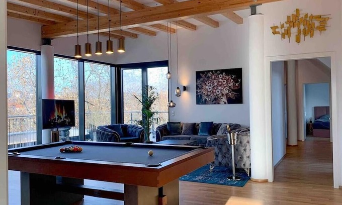 Wilhelmsruh Apartment | Luxury Penthouse: Jacuzzi, Pool table, BBQ & desks