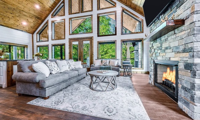 Broken Bow Cabin | NEW! RIVERFRONT-DIRECT ACCESS TO WATER-PIER & GRAVEL ROAD MOUNTAIN FORK LANDING