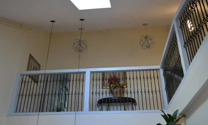 Off Broadway House | 5 minute walk to Downtown Newport ! 2 Floor 2 Bedroom Apartment in Newport