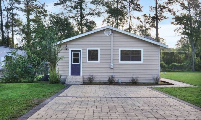 Southside House | Cozy Home with huge yard