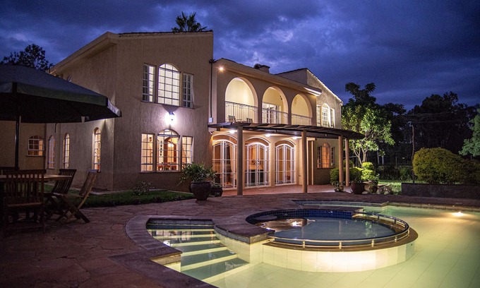 Langata House | Spacious house with comfortable rooms, a beautiful garden and a large pool.