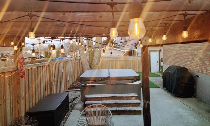 Hamilton House | Large Cottage, 5BR, Hot Tub, BBQ