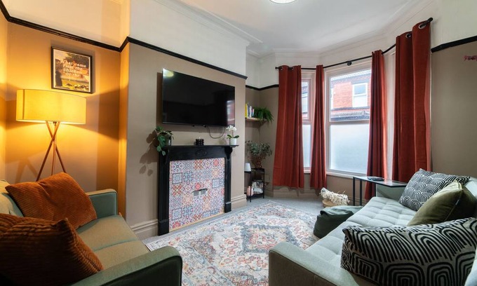 Liverpool House | FREE PARKING - Spacious 4-Bedroom Home Steps from Penny Lane