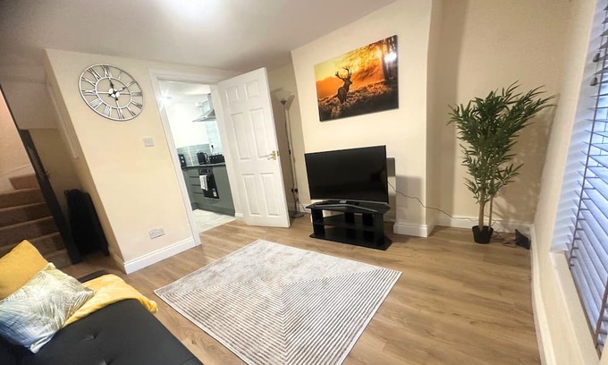 Greenwich West Apartment | Chic 2-Bed Flat Private Garden SE13