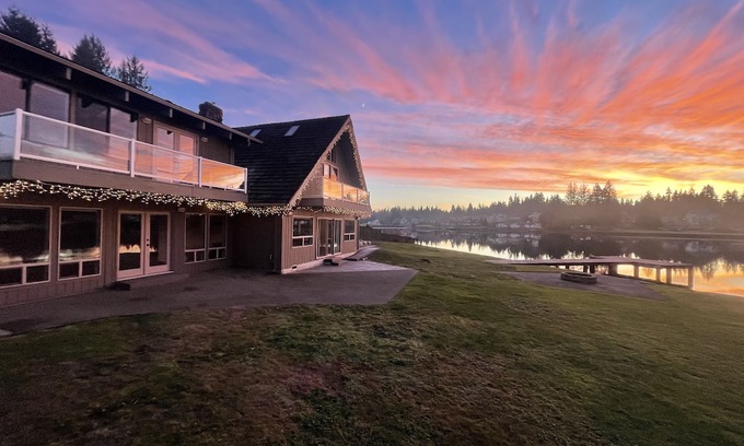 Bonney Lake House | Lake Tapps Events House on the Bankers Island with Dock and Boat Launch